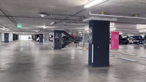 interior del garaje de aparcamiento subterráneo