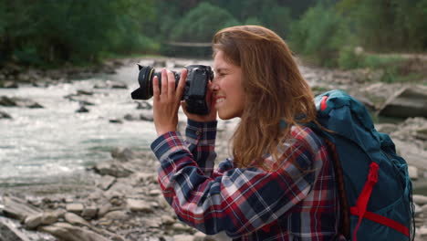mujer tomando fotos del paisaje