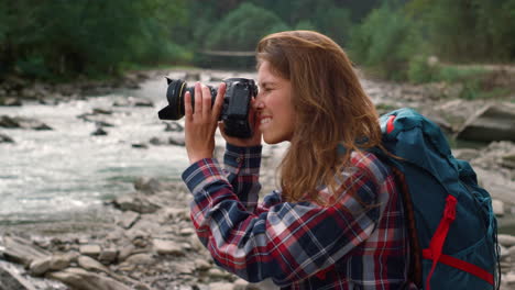 mulher tirando fotos de paisagens