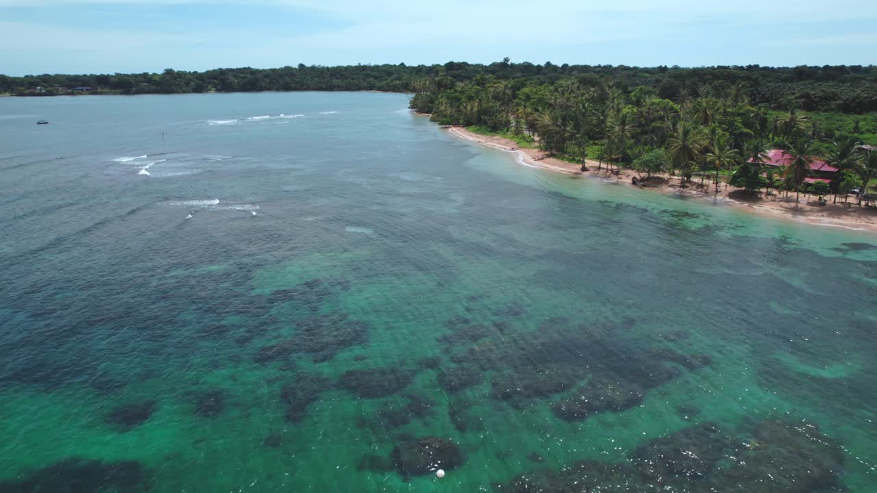 la playa de boca del drago, bocas del toro, panamá fue tomada por un dron.