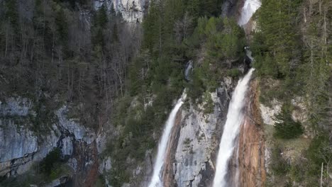 cachoeira de seerenbach em walensee, suíça natureza paisagem cênica de relaxamento