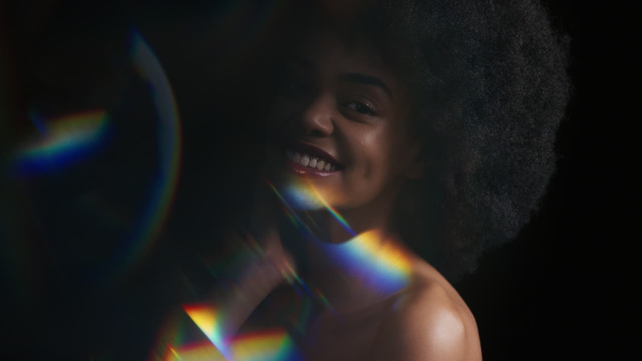 retrato multicolor hermosa mujer afroamericana tocando el cuerpo con la mano acariciando suave cuidado de la piel saludable tez disfrutando de la belleza natural perfecta buscando confianza en el fondo negro