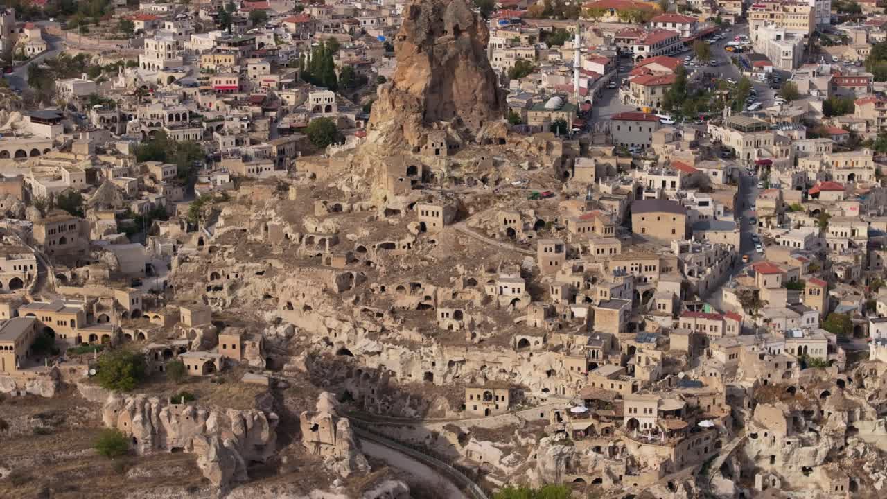 Taş köy çatılarının üzerinde yükselen Ortahisar Kalesi'nin kuşbakışı görüntüsü.