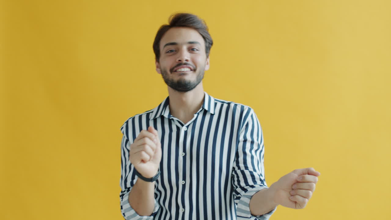 hombre feliz bailando