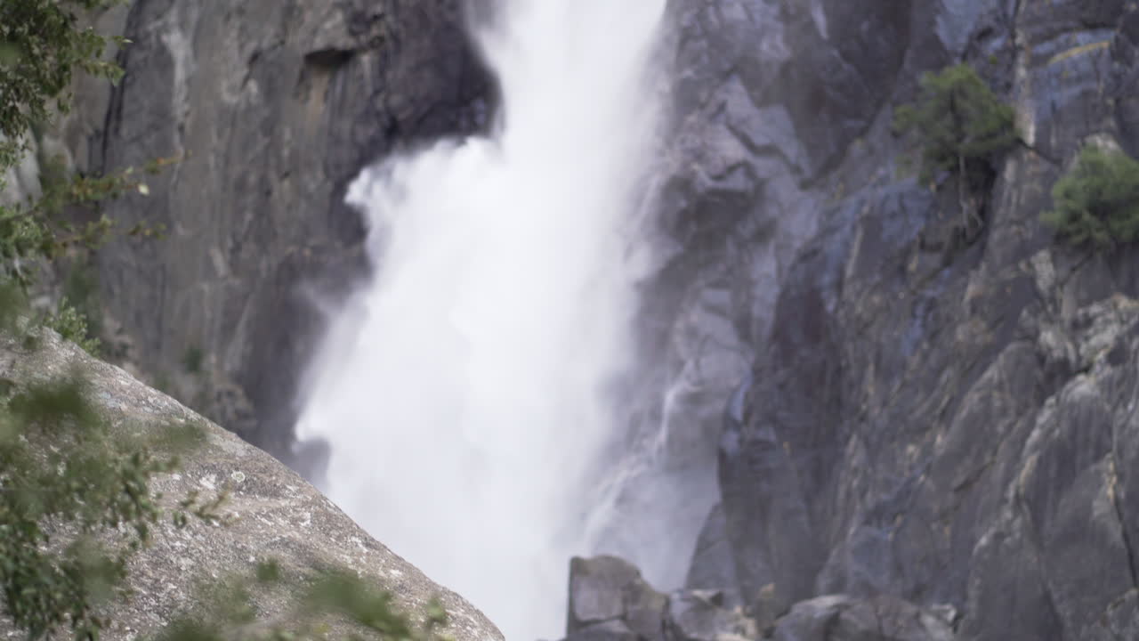 panorámica hacia arriba para centrarse en la cascada en el parque nacional de yosemite