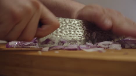 picar cebolla con un cuchillo afilado en una tabla cortada
