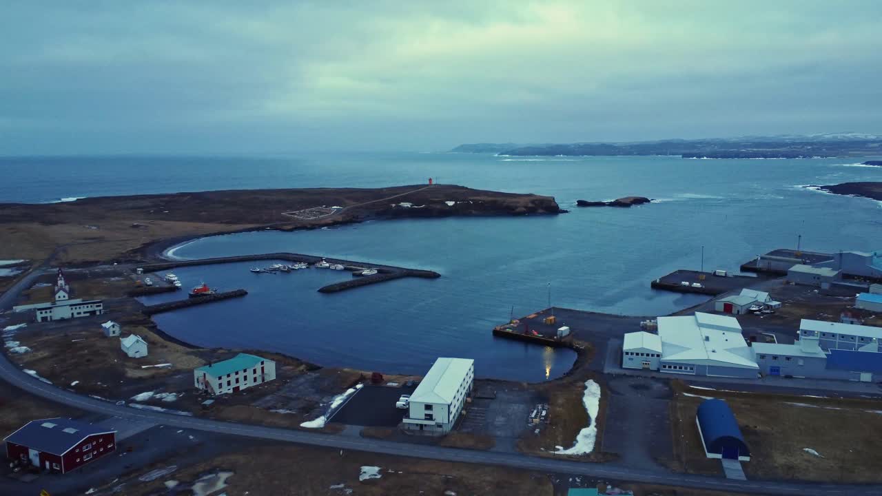 прибрежный город и маяк рядом с морем