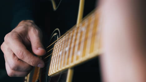 Person-Spielt-Zu-Hause-Alte-Schwarze-Und-Braune-Akustikgitarre