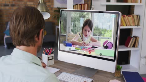 Profesor-Caucásico-Usando-Computadora-En-Videollamada-Con-Colegiala