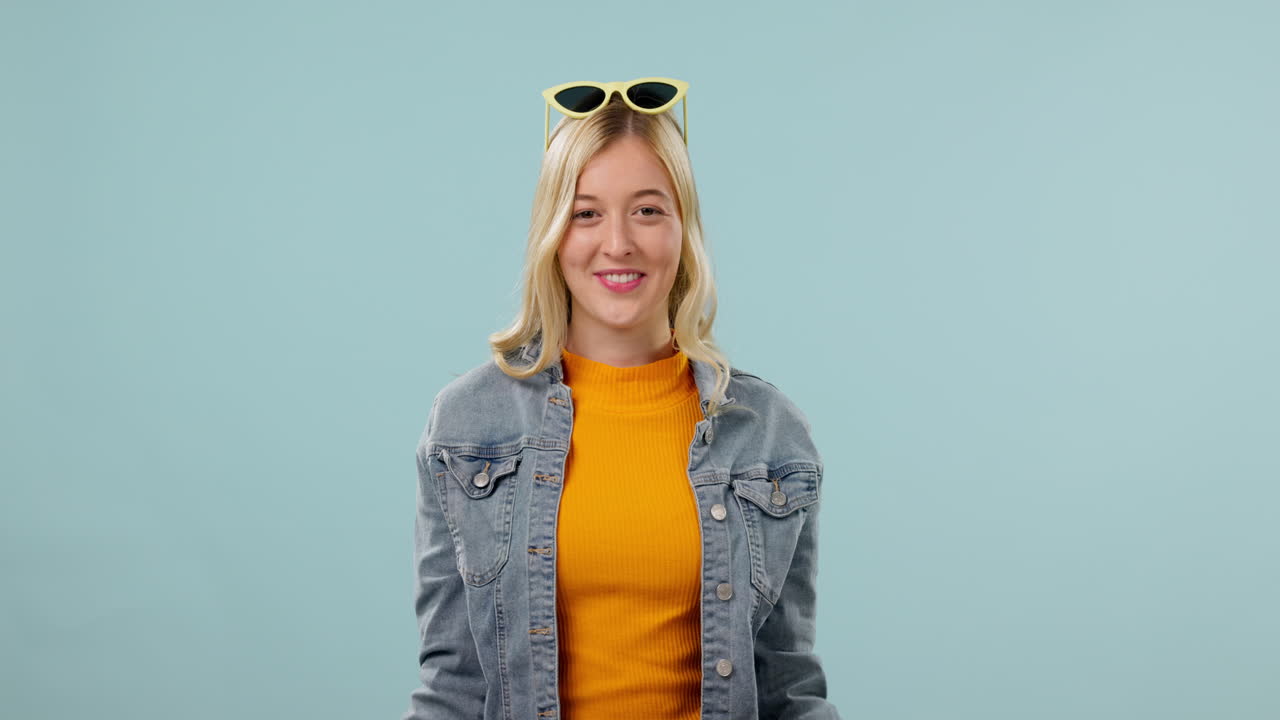 mujer, bolsa de compras y cara emocionada