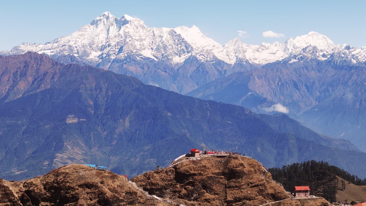 Vista aerea del tempio di Kalinchowk Bhagawati a Dolakha, con le montagne dell'Himalaya e le verdi colline del Nepal