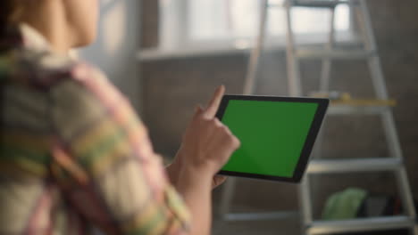 personas irreconocibles usando tableta para la renovación de la casa en un nuevo apartamento.