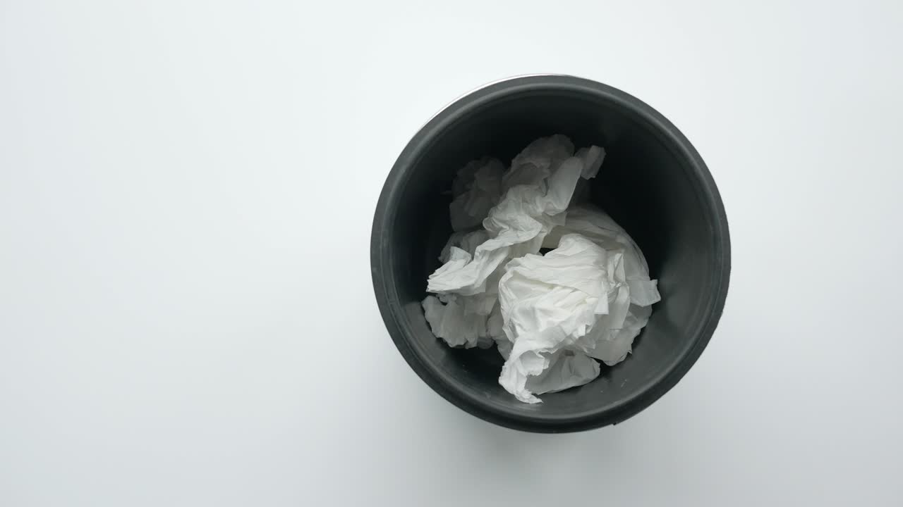 사용 된 조직은 작은 쓰레기통에 넣습니다.