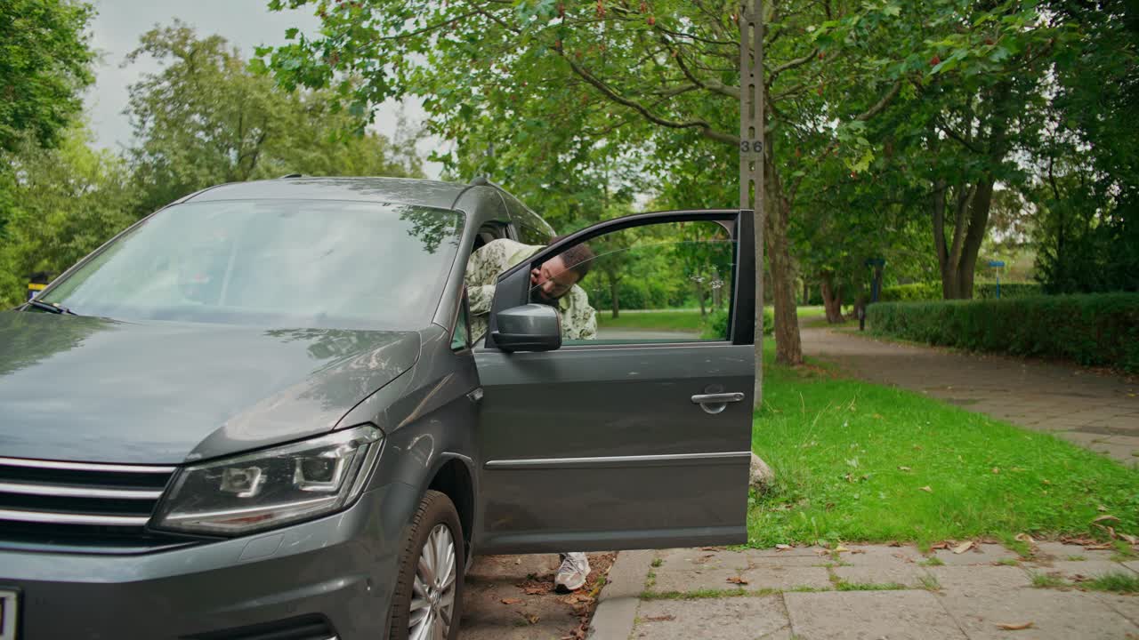 Uomo vicino a un'auto