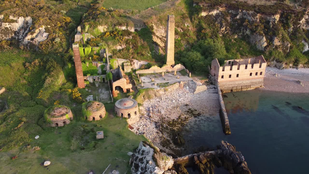 porth wen abandonado costero ladrillos abandonados permanece amanecer dorado campo bahía vista aérea descendente inclinar hacia arriba