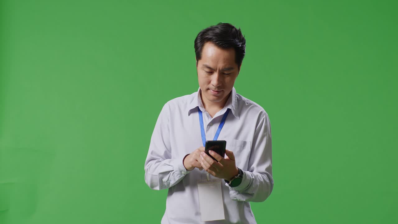 녹색 화면에서 스마트폰을 사용하는 남자