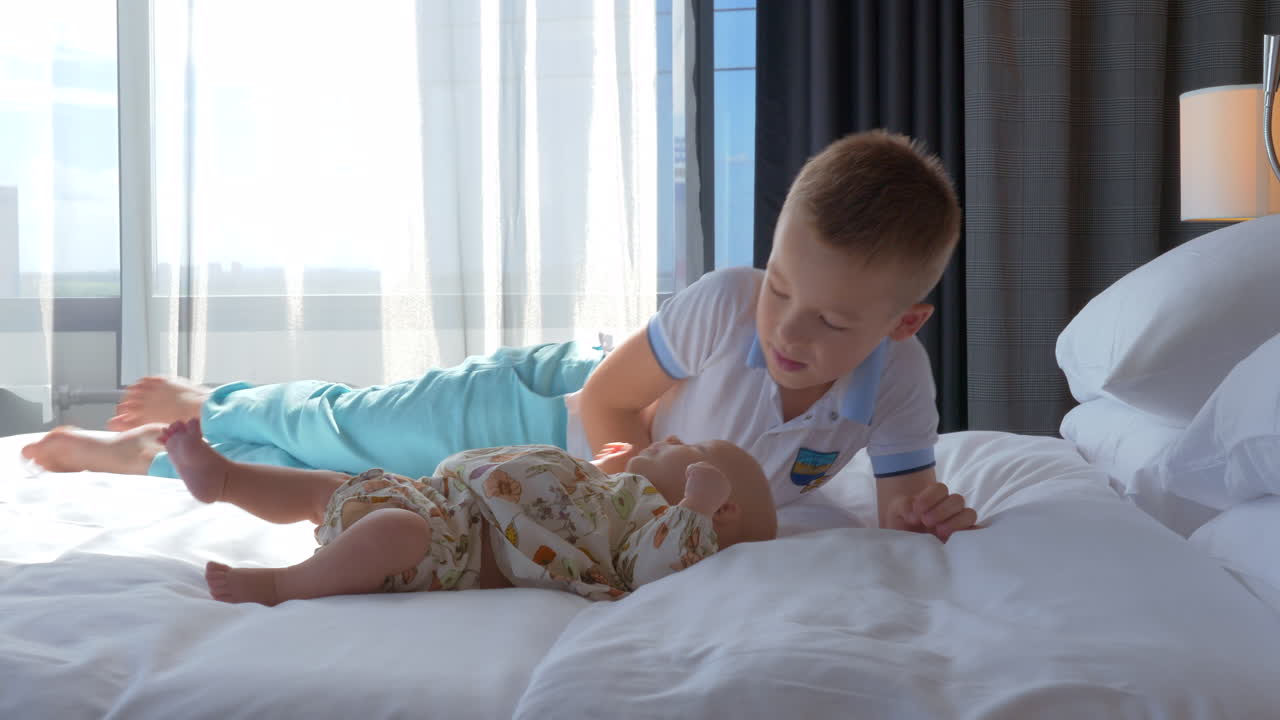 그는 그의 어린 여동생을 사랑합니다.