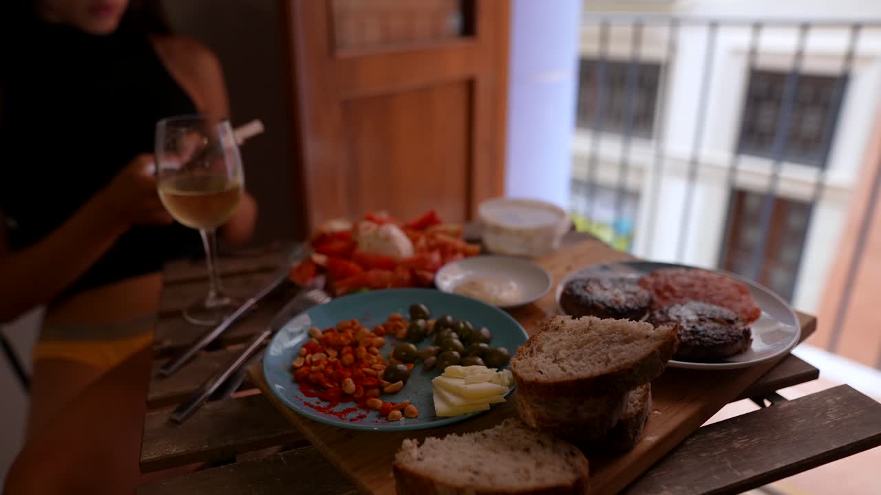 시야가 있는 발코니에서 식사를 즐기는 여자