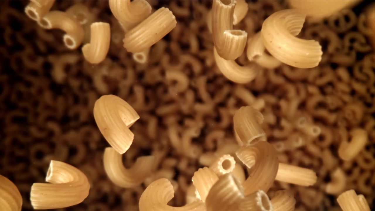 Pasta maccheroni cruda che cade in super slow motion.