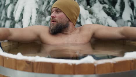 Hombre-Caucásico-Durante-El-Baño-De-Invierno-En-Tubo-Al-Aire-Libre.