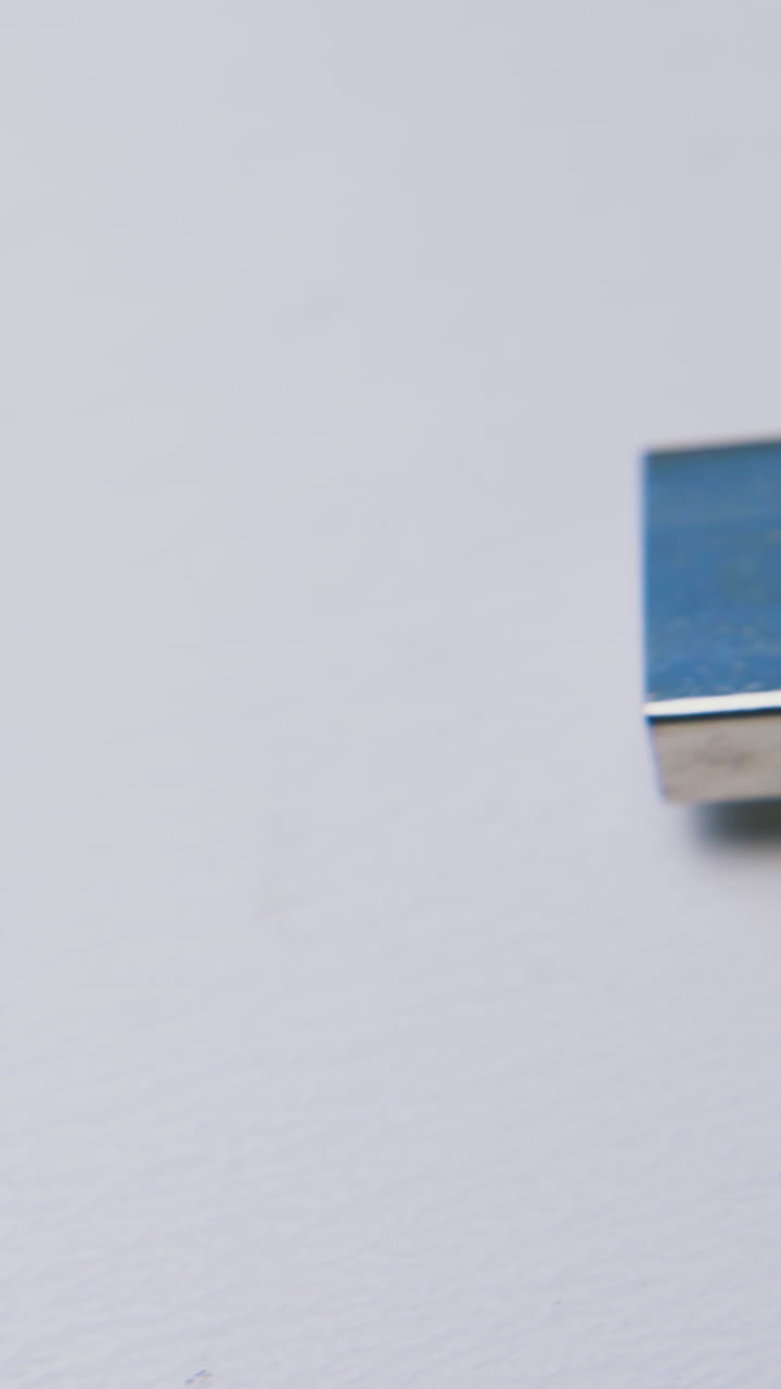 Movimento davanti a un vecchio cavo micro e mini USB sporco, giacente su uno sfondo chiaro e pulito, primo piano estremo.