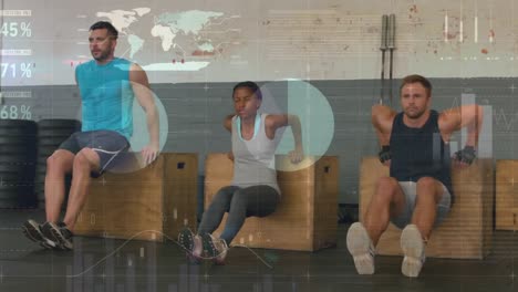 Animation-Der-Datenverarbeitung-über-Verschiedene-Menschen,-Die-Im-Fitnessstudio-Trainieren