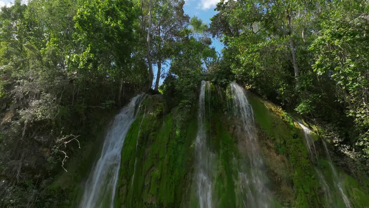 Ripresa aerea su una splendida cascata nella giungla nella Repubblica Dominicana Parte 04.