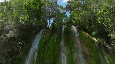 imagen aérea de la increíble cascada de la jungla en la república dominicana parte 04