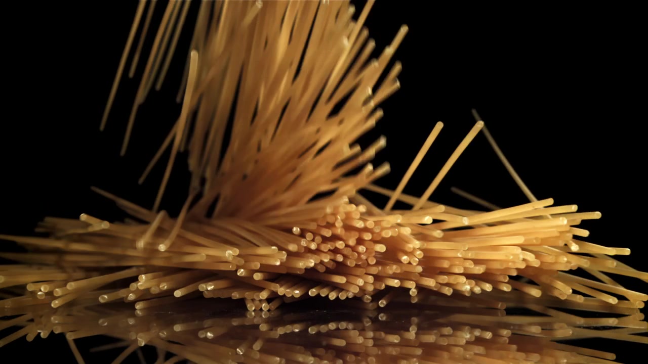 Pasta Spageti Kering Jatuh ke Permukaan Reflektif Hitam