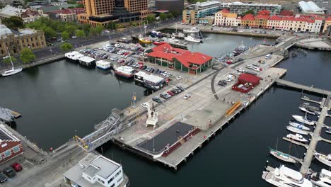 De-Sydney-A-Hobart,-Muelle-De-La-Constitución,-Frente-Al-Mar-De-Hobart,-Establecimientos-De-Comida-Flotante,-Ciudad-De-Hobart,-Vista-De-Drones