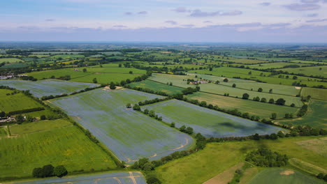 Pretty-green-and-blue-fields-in-the-rural-English-countryside-in-Northamptonshire-outside-Upper-Boddington