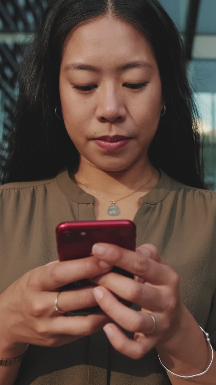 Donna che per mezzo del suo telefono cellulare