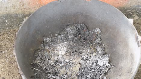 primer plano de plomo fundido en estaño para hacer artesanía de sumidero, fuego más ligero