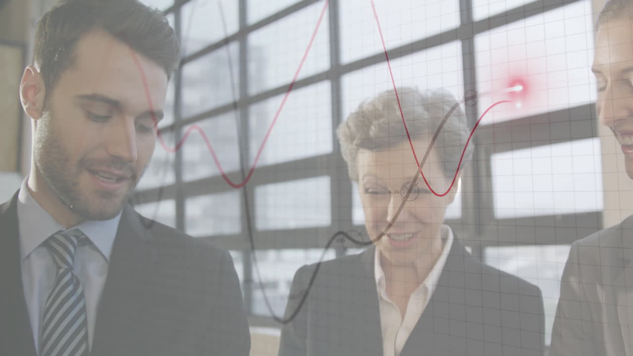 animación del procesamiento de datos financieros sobre diversas personas de negocios en la oficina