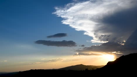 Espectacular-Formación-De-Nubes-Y-Movimiento-Con-Los-últimos-Rayos-De-Sol-Detrás-De-Las-Montañas-Bajo-Una-Tormenta-De-Verano-Formando-Supercélulas,-España