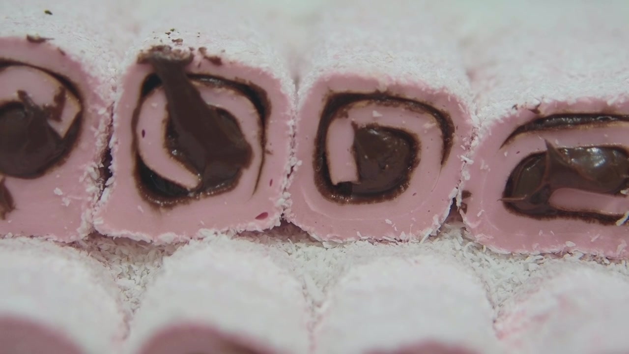 Primo piano di delizia turca rosa con ripieno al cioccolato e cocco
