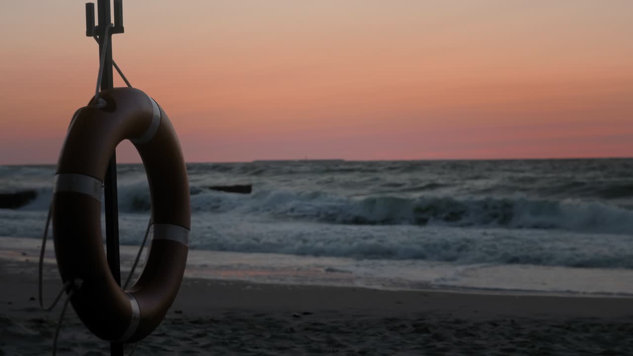 Salvagente contro un mare