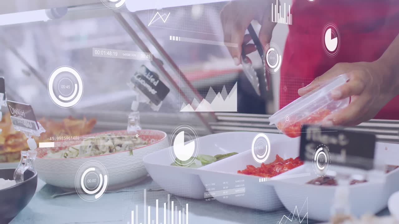 animación del procesamiento de datos sobre asistente de tienda masculino biracial recogiendo comida