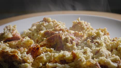 Frisch-Gekochtes-Hafer--Und-Käsegericht-In-Einem-Teller-Zum-Abendessen