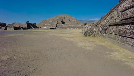 piramide van de zon komt in al zijn pracht op, geflankeerd door de piramides van de citadel