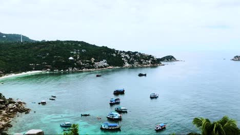 barcos navegando y anclados en el tranquilo mar azul visto desde el mirador john-suwan en koh tao, tailandia