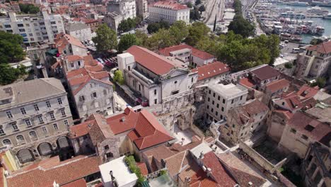 Kroatien-Aus-Der-Luft:-Osttor-Von-Split-–-Architektonisches-Wunder,-Das-Nostalgie-Weckt