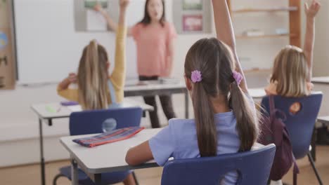 Retrato-De-Una-Chica-Caucásica-Feliz-En-Escritorios-En-Clase-De-Escuela-Primaria,-Cámara-Lenta