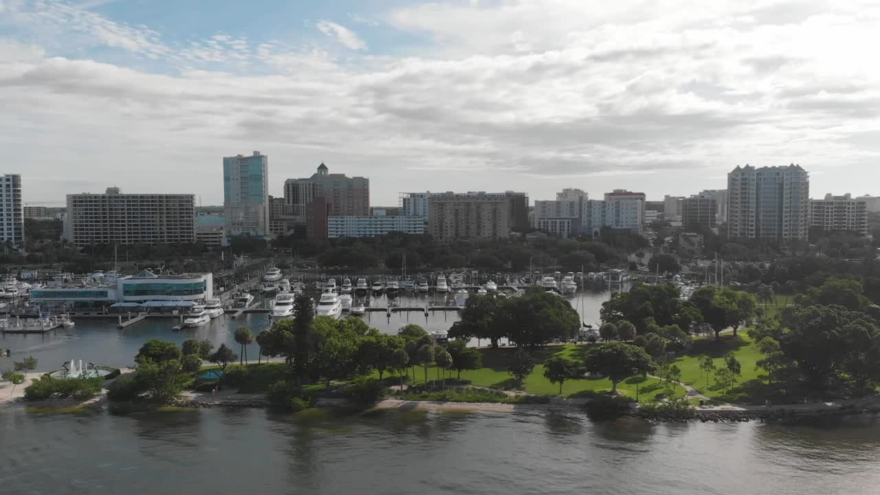 플로리다 새러소타에 있는 아일랜드 베이프론트 공원의 무성한 녹색 풍경의 조감도