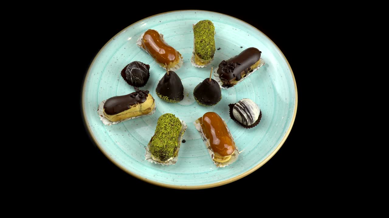 mini postre en el plato azul