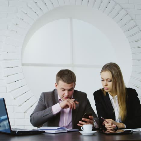 jóvenes profesionales analizando documentos comerciales 01