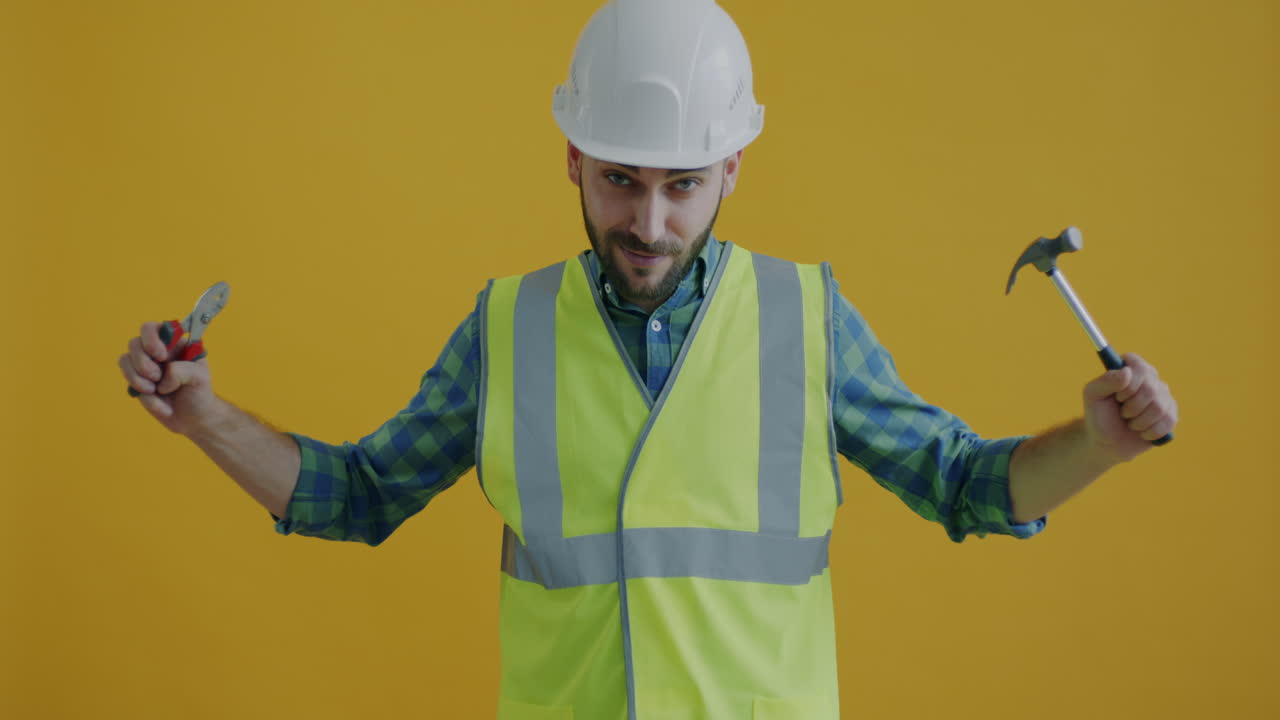 trabajador de la construcción con herramientas