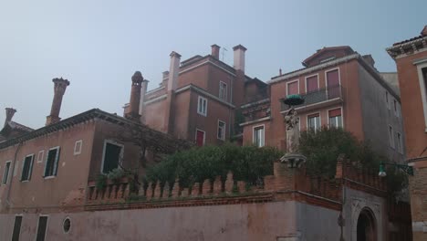 edificios de elegancia veneciana: chimeneas y tonos de terracota