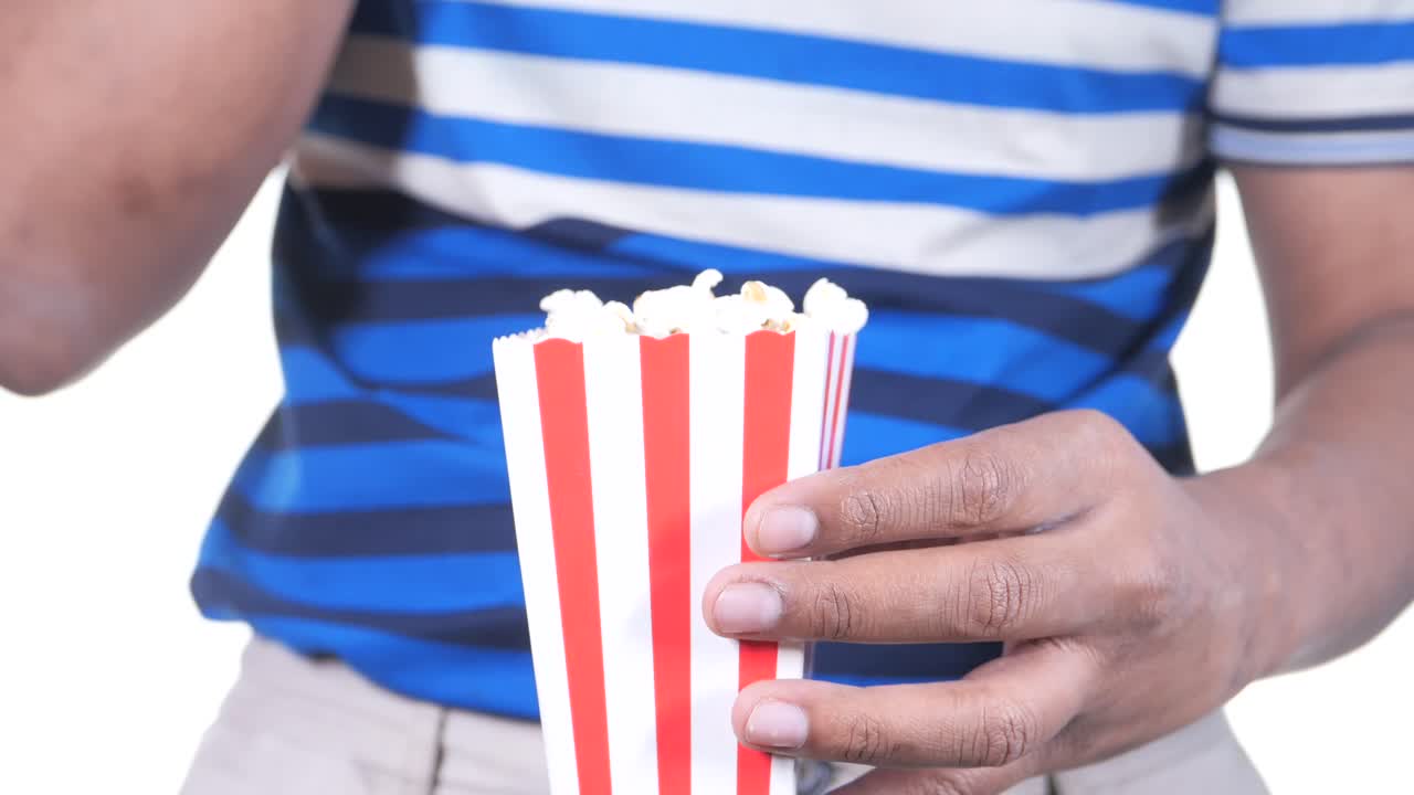 persona comiendo palomitas de maíz