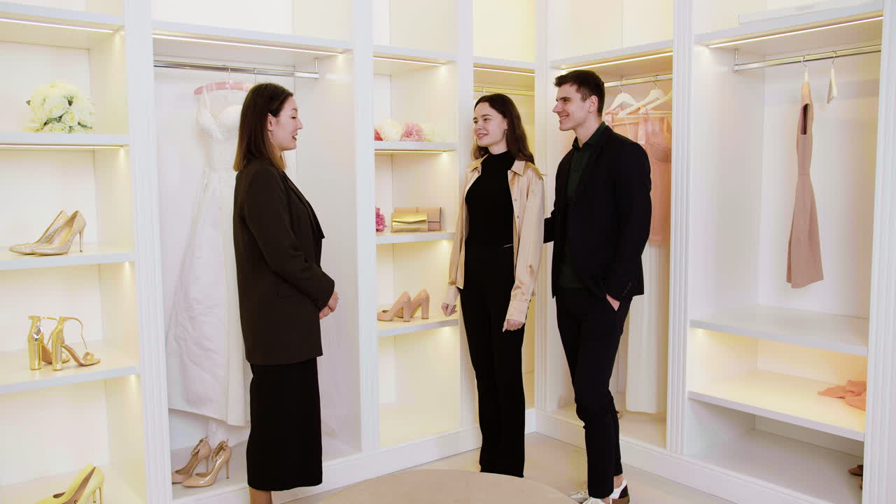 한 부부 와 대화 하는 아시아인 여자